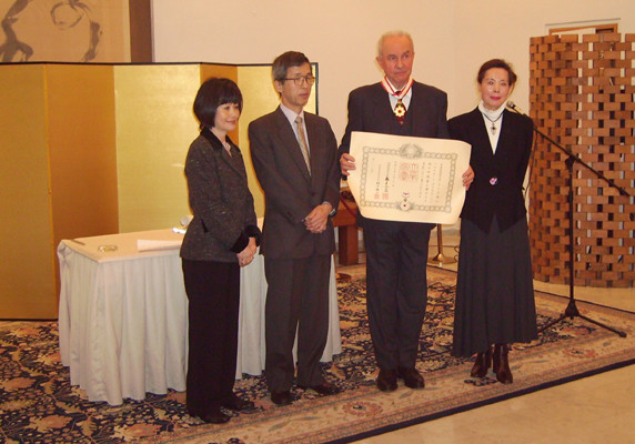 	 Prof.em.Dr. Hartmut Rotermund Orden der Aufgehenden Sonne 2009