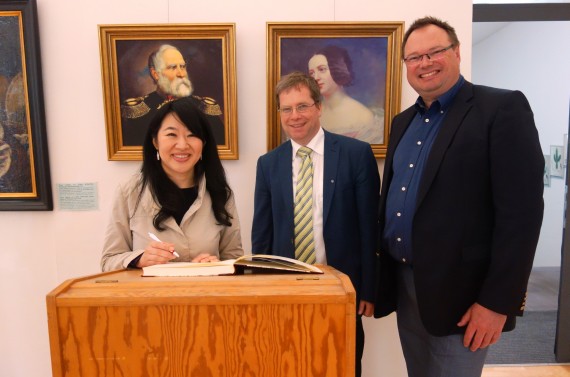 Oberbürgermeisterin Koshi aus Otsu besucht das Siebold-Museum
